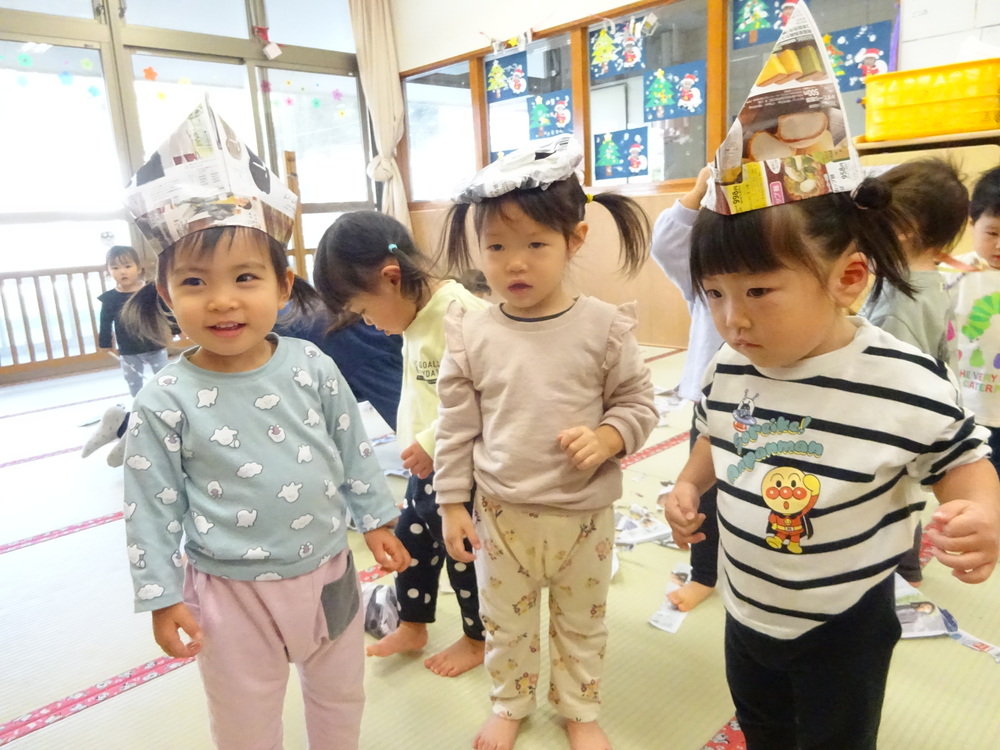 広告紙で遊んでいる子どもたち (2)