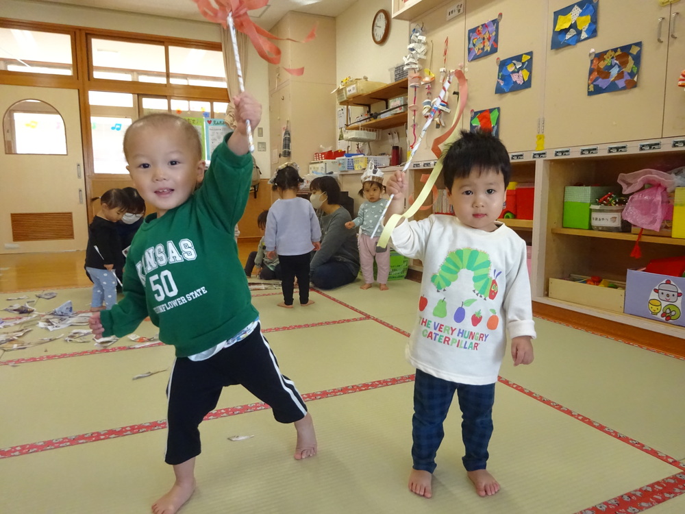 広告紙で遊んでいる子どもたち (3)