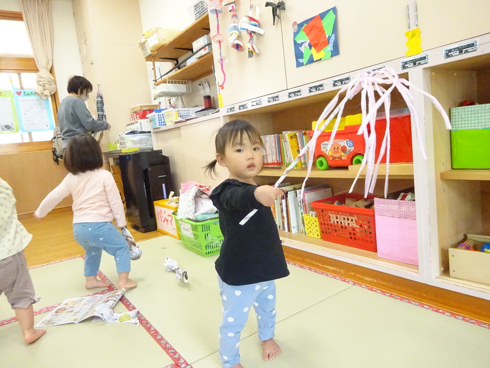 広告紙で遊んでいる子どもたち (4)