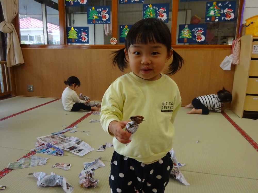 広告紙で遊んでいる子どもたち (5)