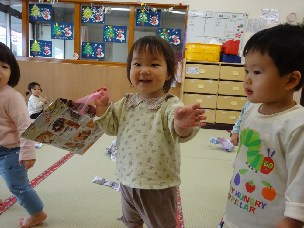 広告紙で遊んでいる子どもたち (6)