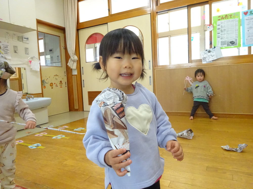 広告紙で遊んでいる子どもたち (8)