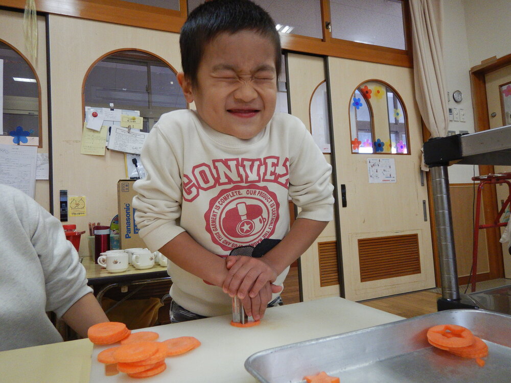 人参の型抜きをしている