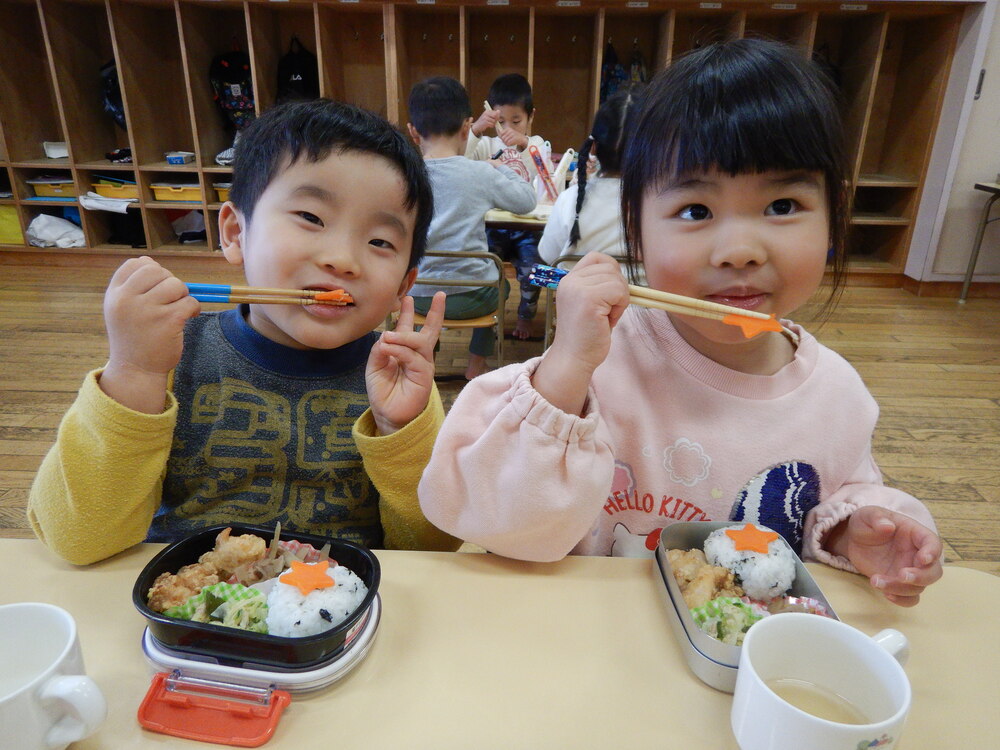 お弁当を食べている