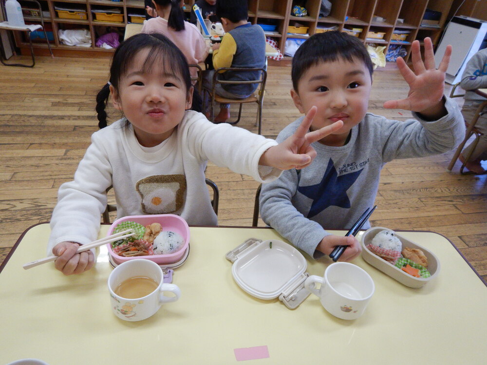 お弁当を食べている