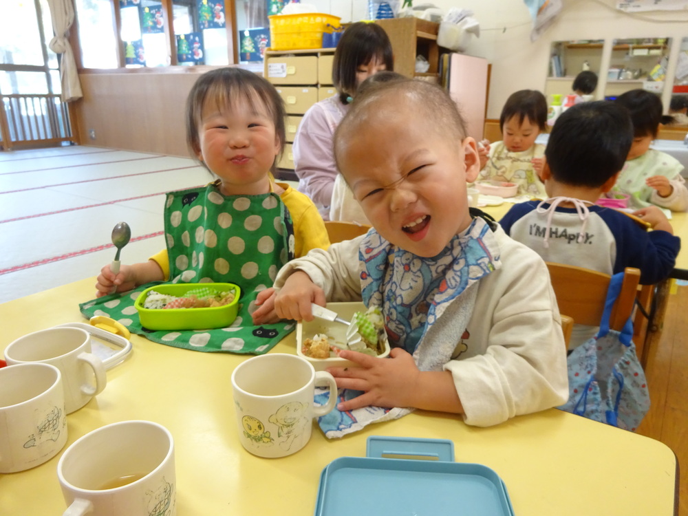 お弁当を食べている子どもたち (3)