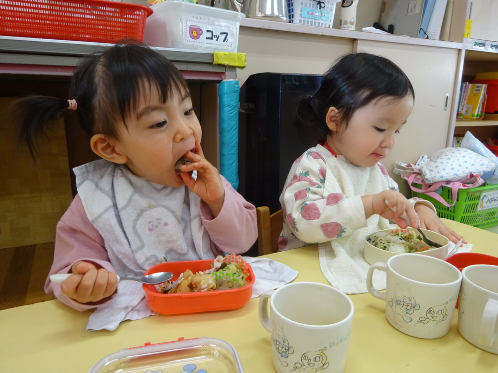お弁当を食べている子どもたち (4)
