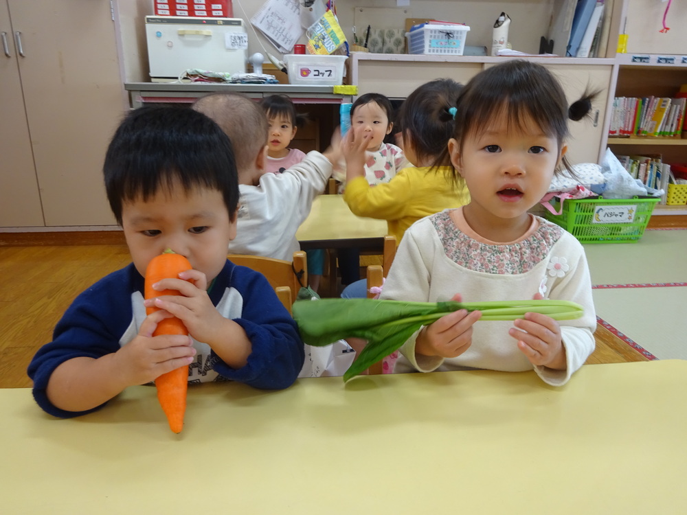 野菜を触っている子ども (2)