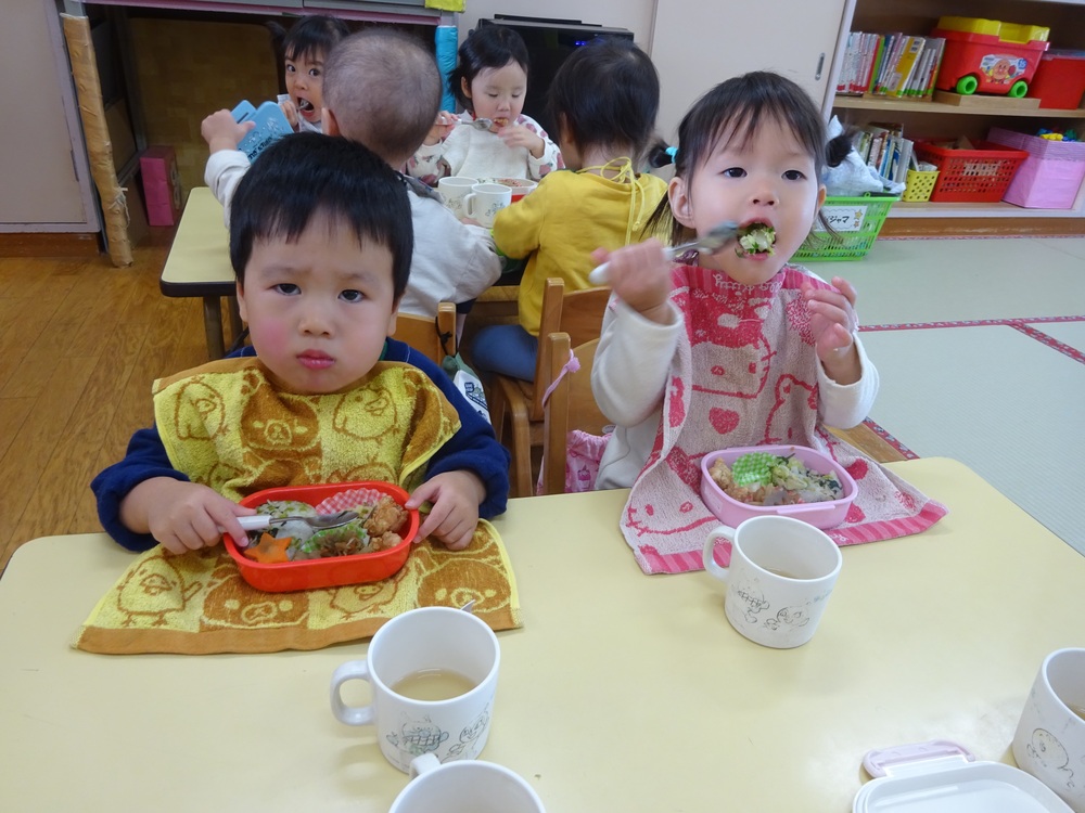 お弁当を食べている子どもたち (2)