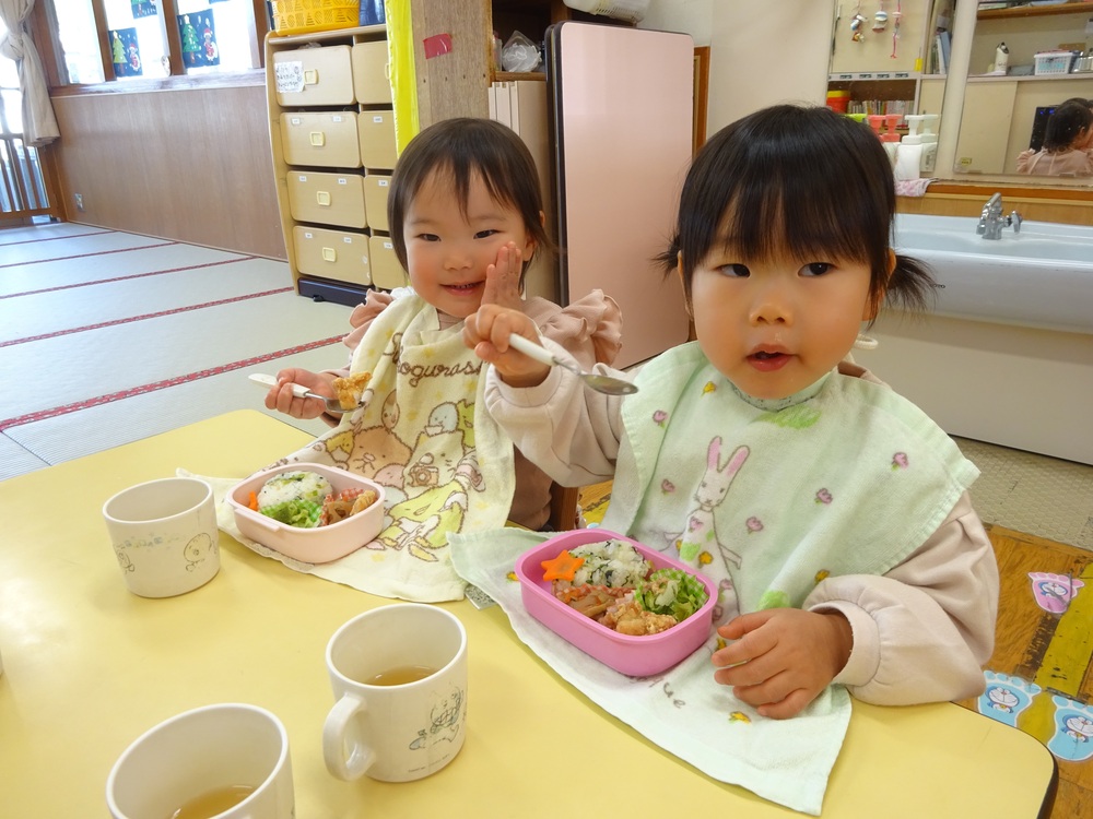 お弁当を食べている子どもたち (1)