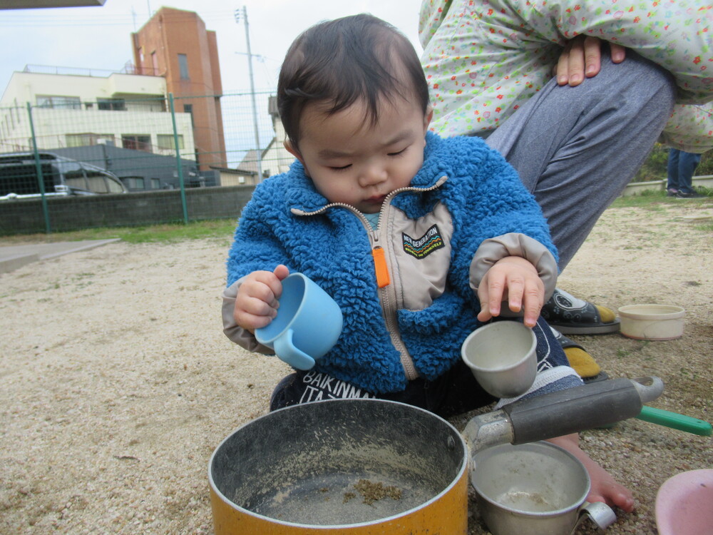 園庭で遊んでいる (3)