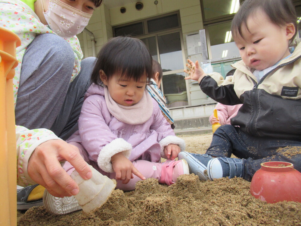 園庭で遊んでいる (4)
