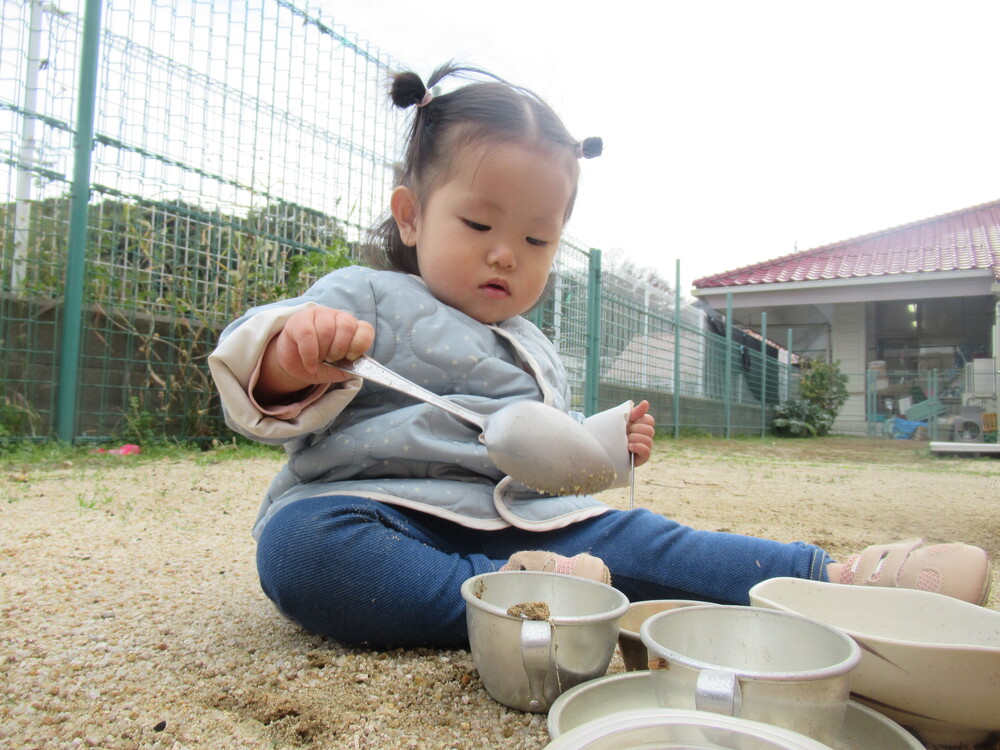 園庭で遊んでいる (5)