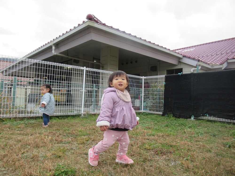 園庭で遊んでいる (6)