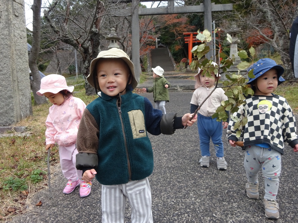 喜多の宮で遊ぶ子ども (2)