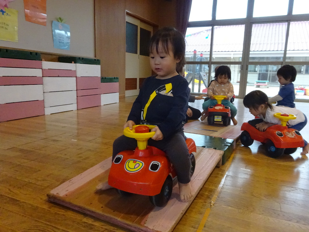 コンビカーで遊ぶ子ども (5)