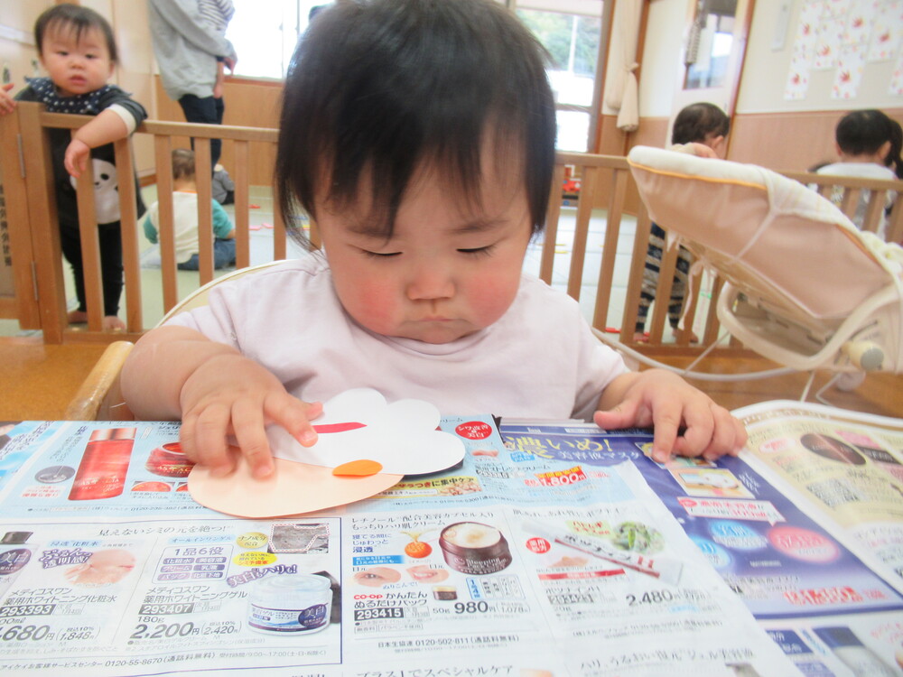 製作をする子ども (7)