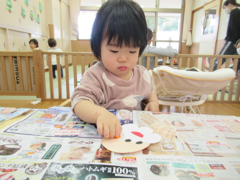 製作をする子ども (2)