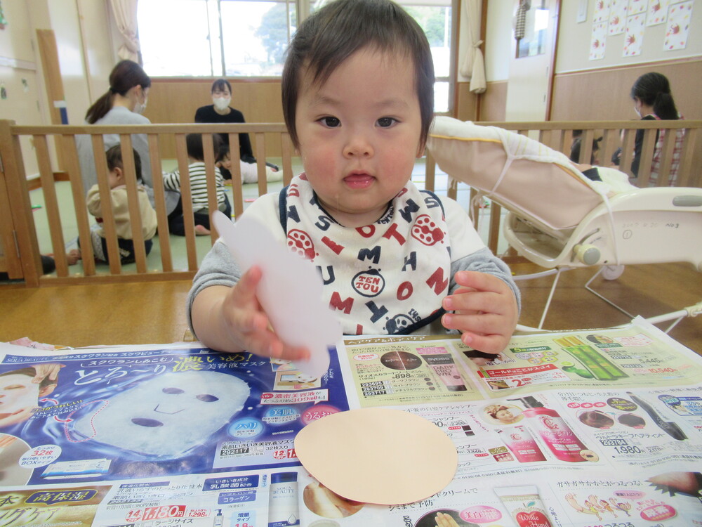 製作をする子ども (11)