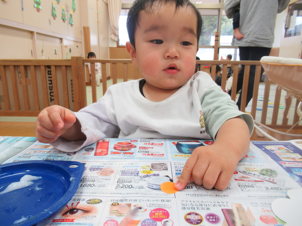 製作をする子ども (6)
