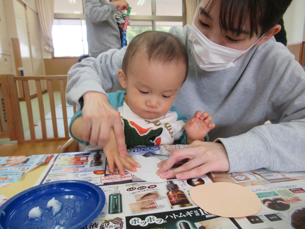 製作をする子ども (13)