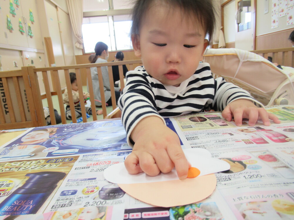 製作をする子ども (10)