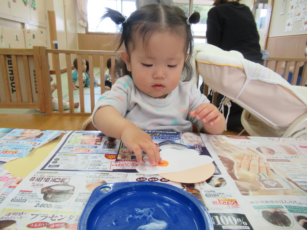 製作をする子ども (16)