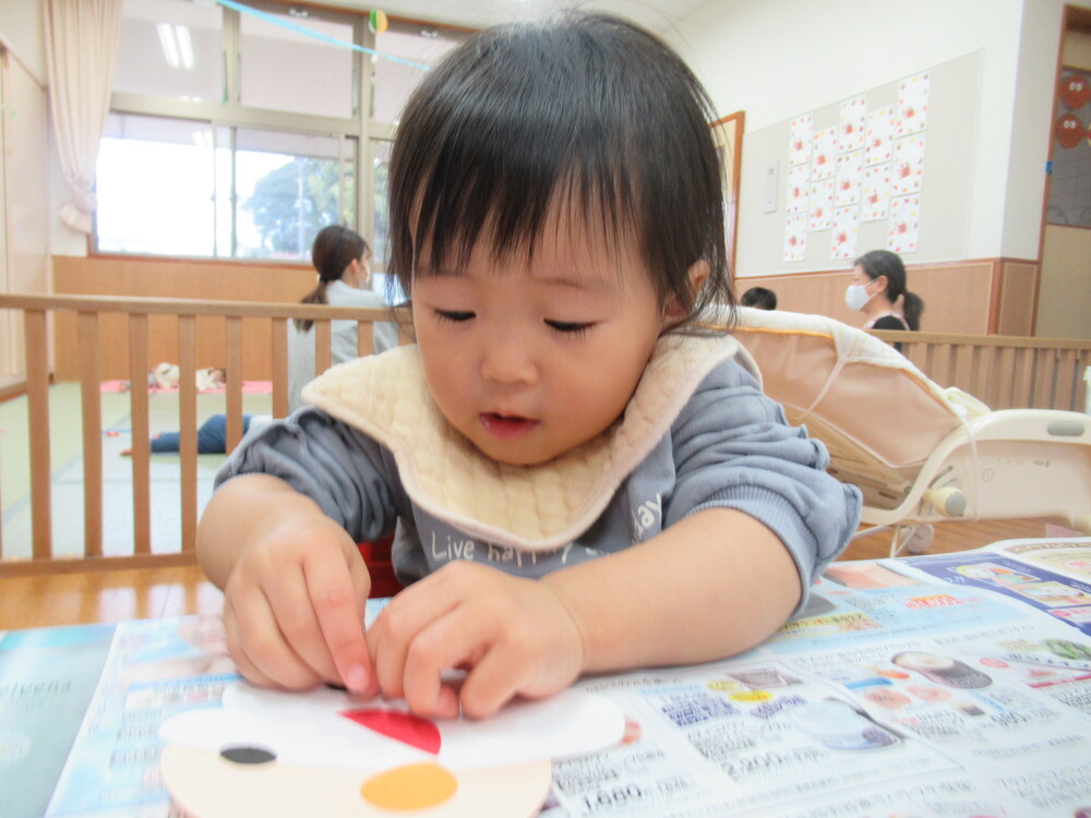 製作をする子ども (4)