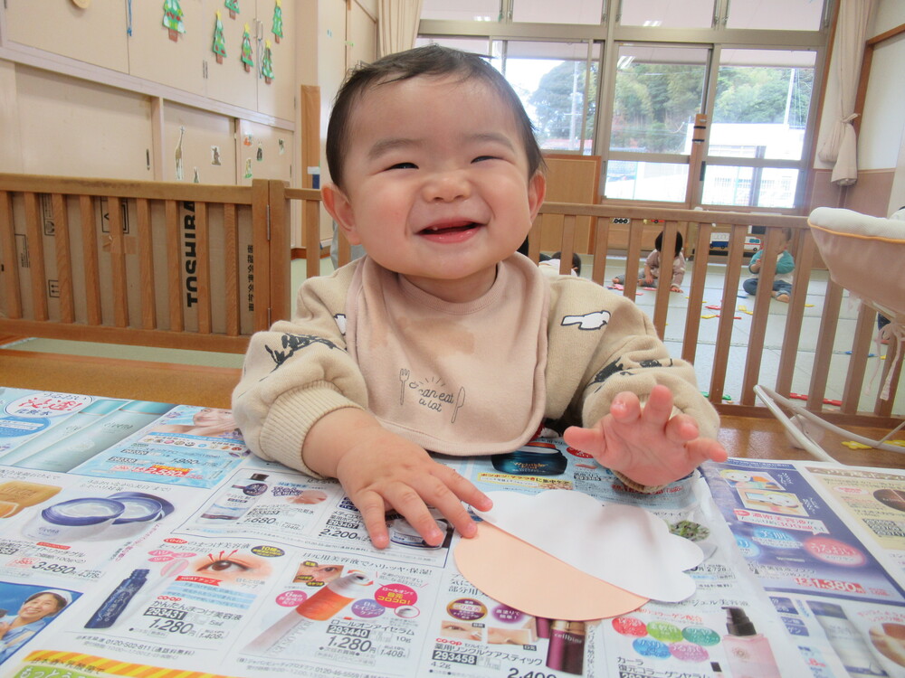 製作をする子ども (8)