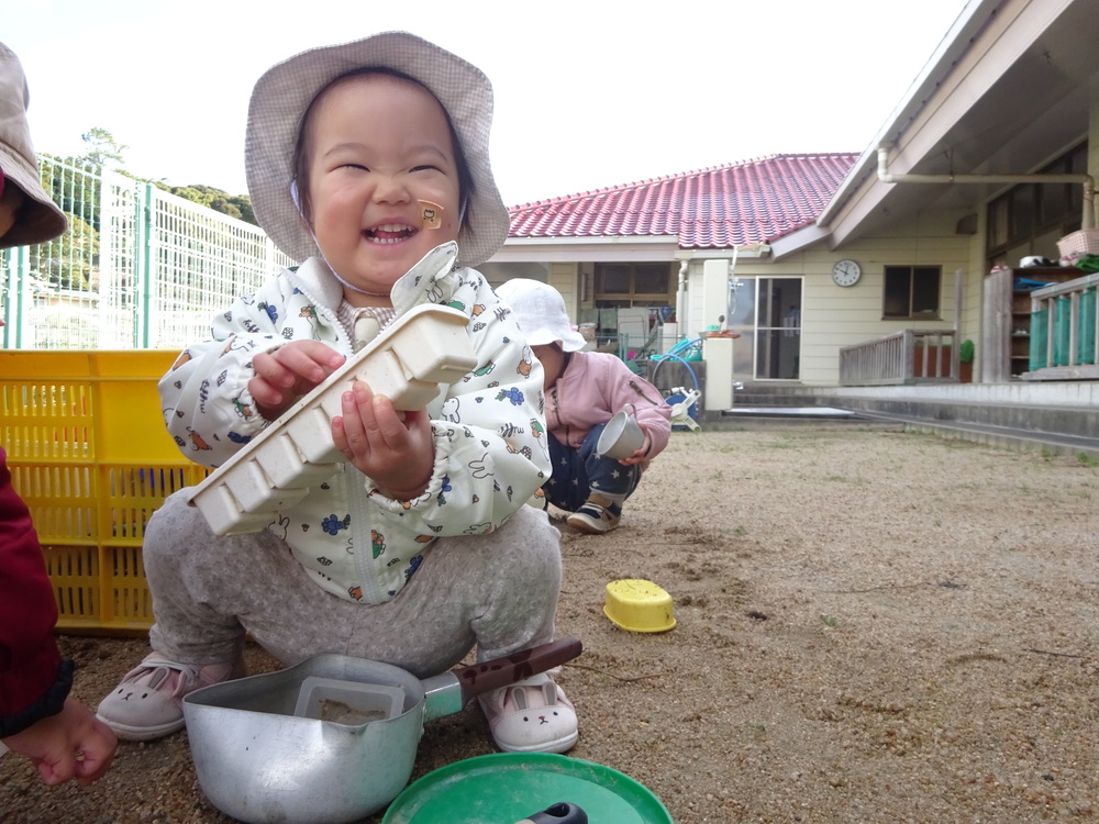 園庭で遊ぶ子ども (2)