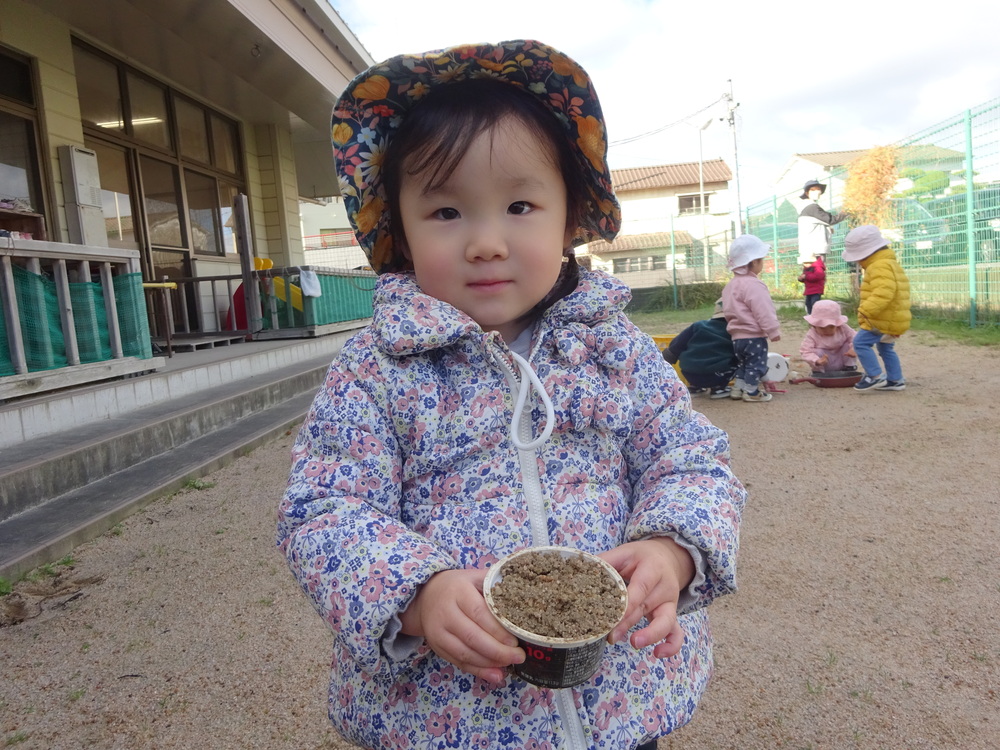 園庭で遊ぶ子ども (3)