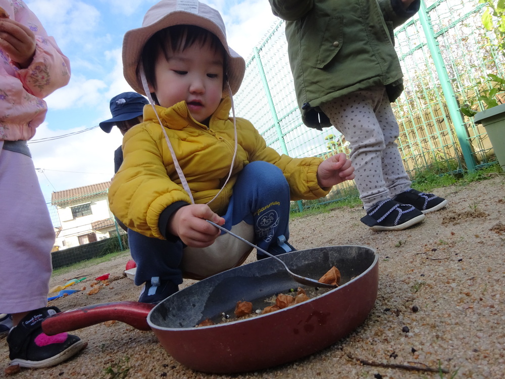 園庭で遊ぶ子ども (5)