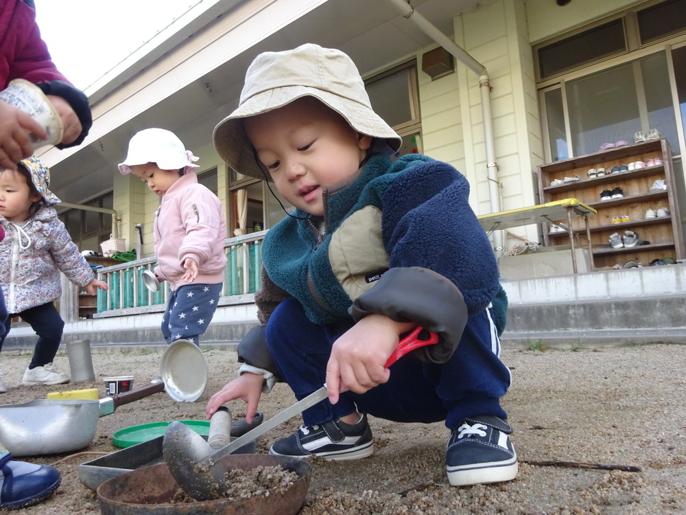 園庭で遊ぶ子ども (6)