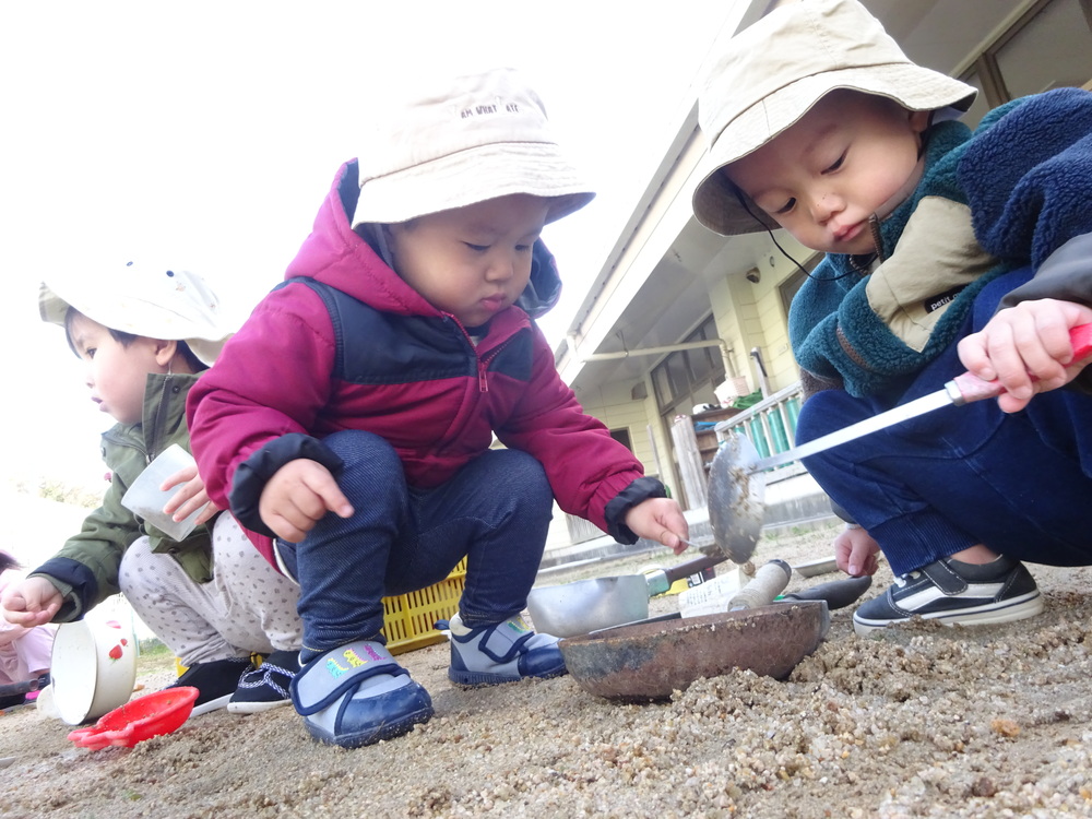 園庭で遊ぶ子ども (7)