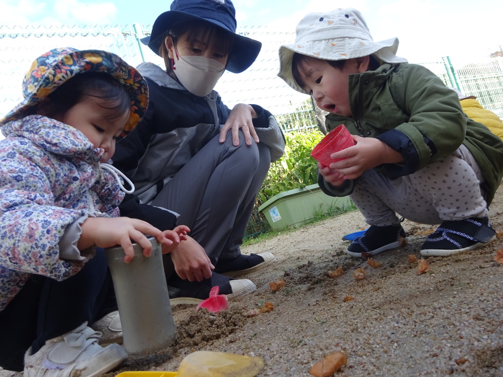 園庭で遊ぶ子ども (8)