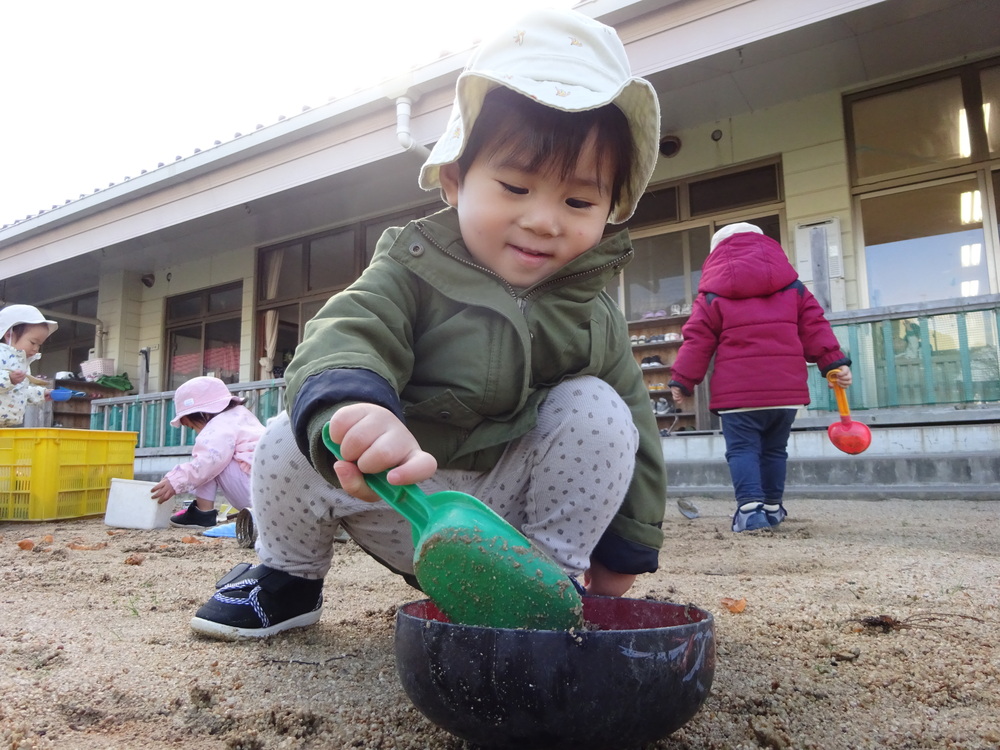 園庭で遊ぶ子ども (10)