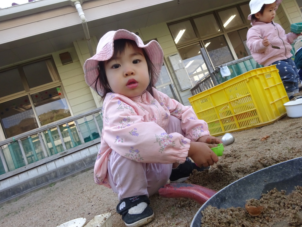 園庭で遊ぶ子ども (11)