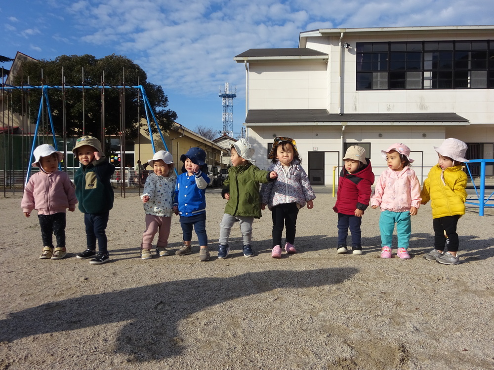 小学校で遊んでいる子ども (1)