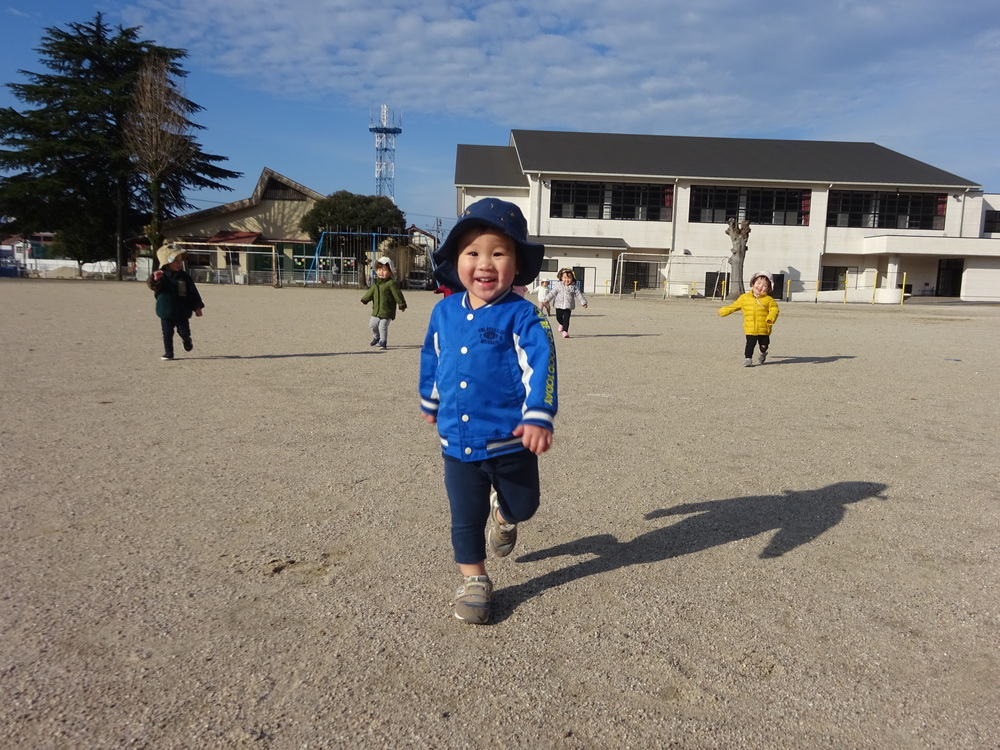 小学校で遊んでいる子ども (2)