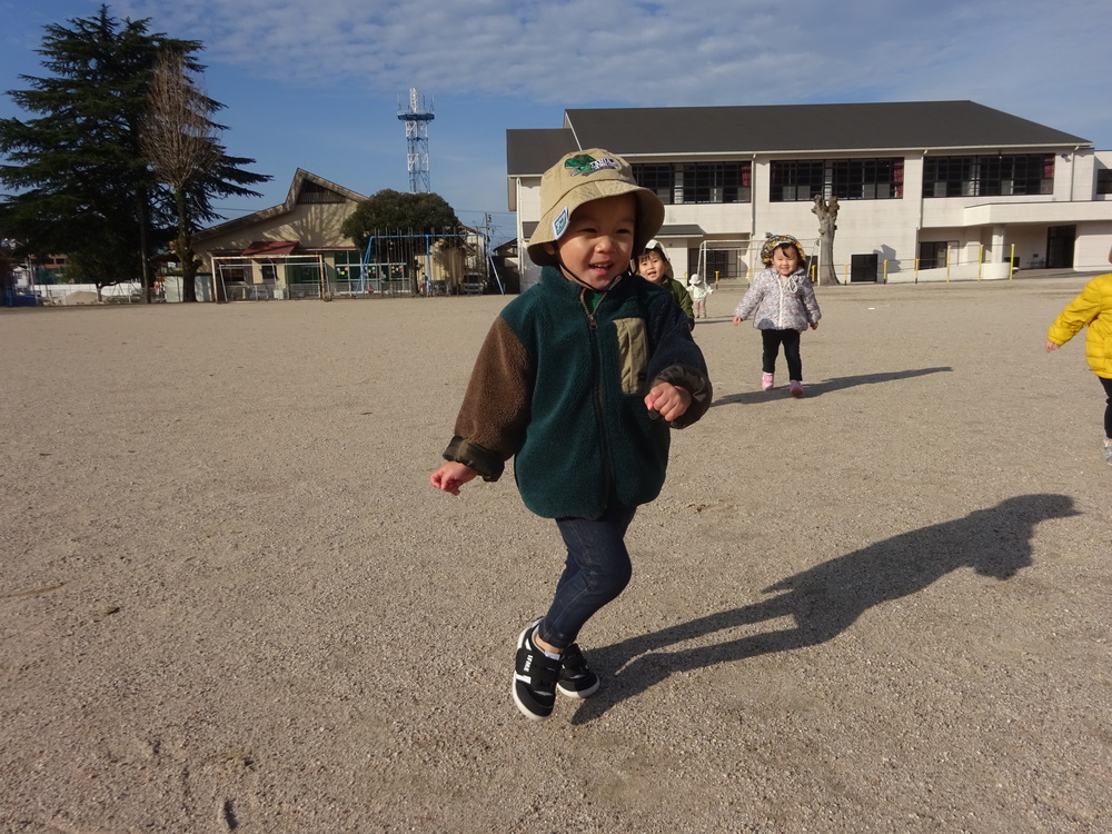 小学校で遊んでいる子ども (3)