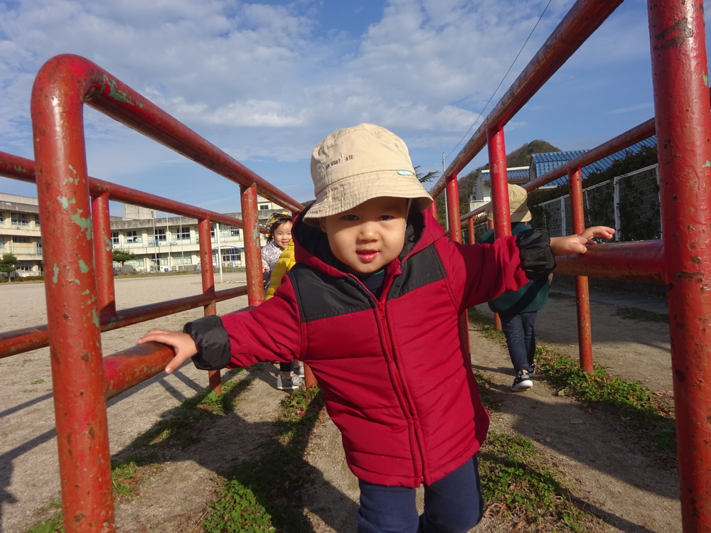 小学校で遊んでいる子ども (4)