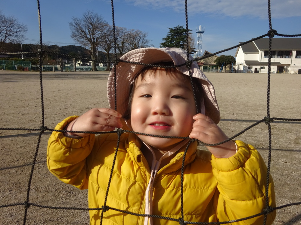 小学校で遊んでいる子ども (6)