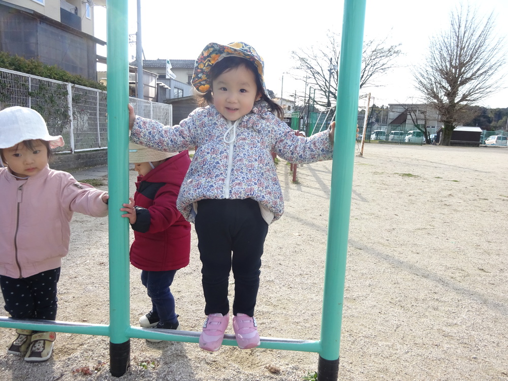 小学校で遊んでいる子ども (8)