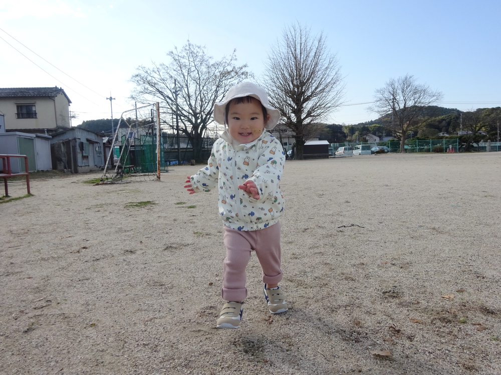 小学校で遊んでいる子ども (9)