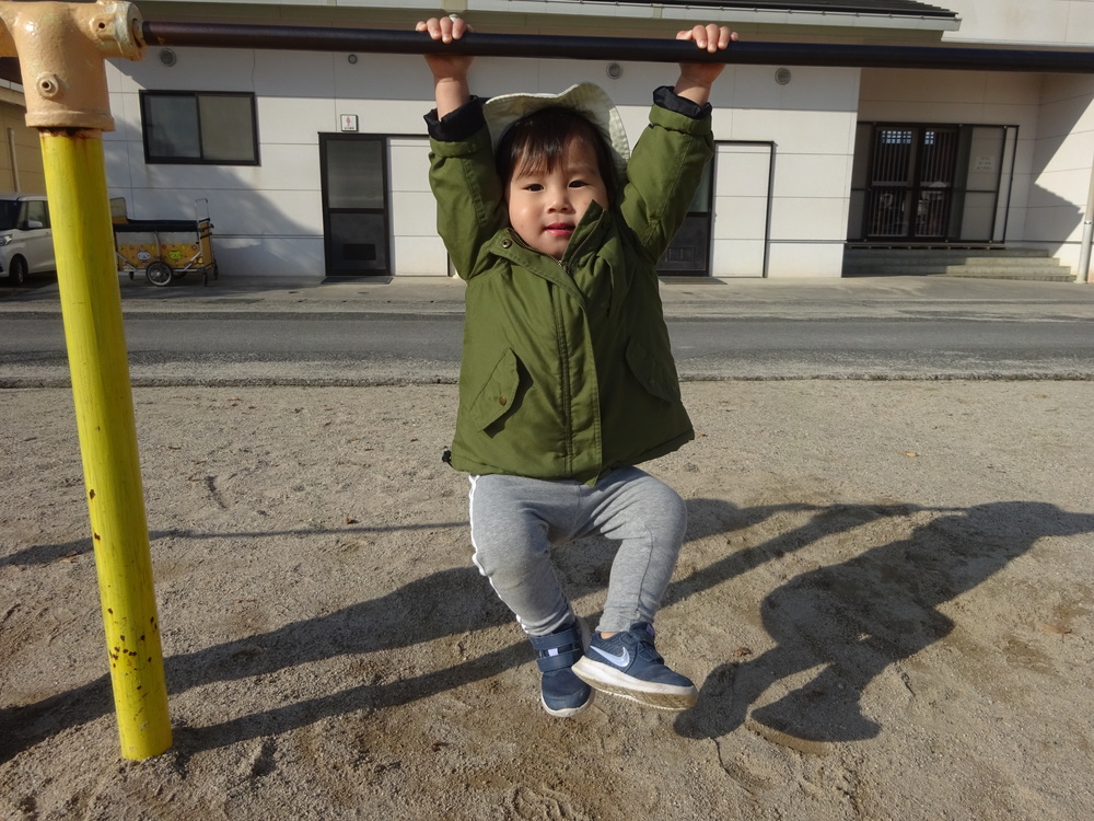 小学校で遊んでいる子ども (10)