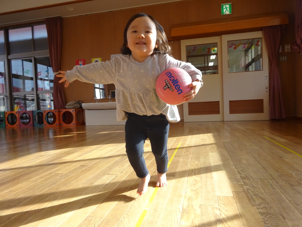 遊戯室で遊ぶ子ども (4)