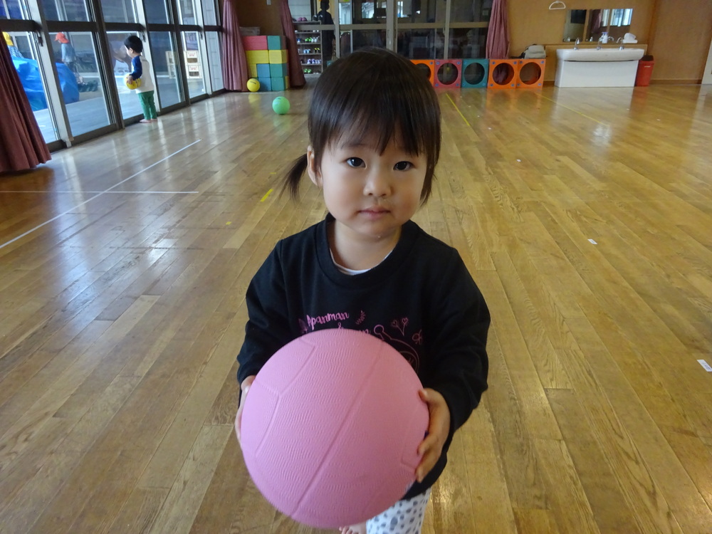 遊戯室で遊ぶ子ども (7)