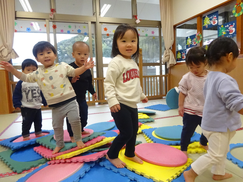 プラポイントで遊んでいる子ども (2)