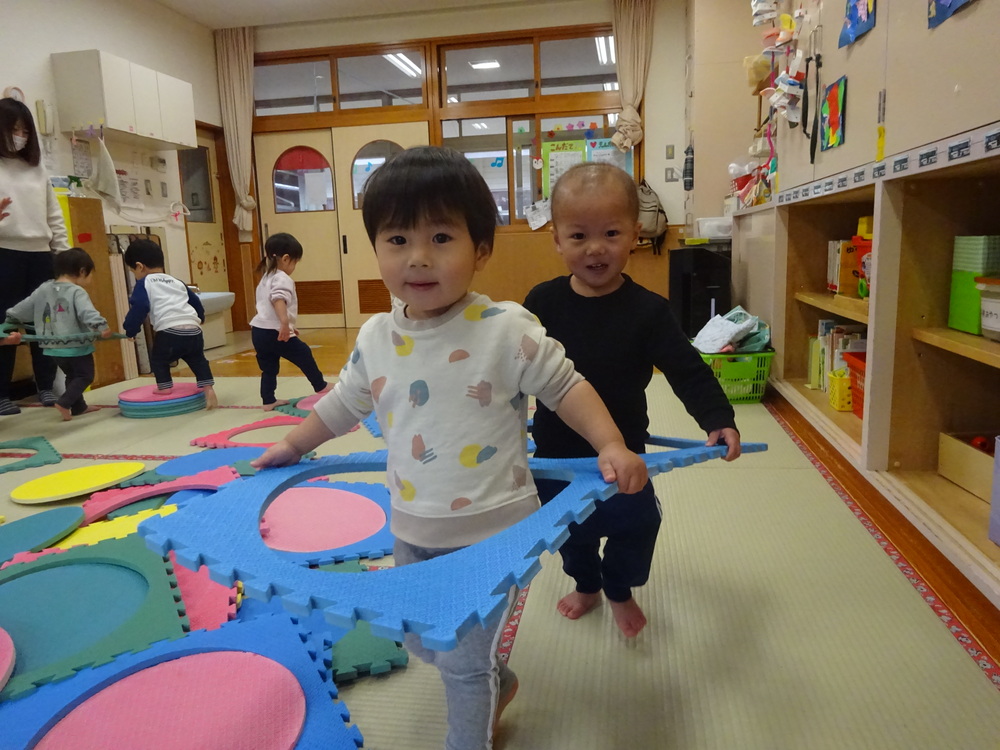 プラポイントで遊んでいる子ども (3)