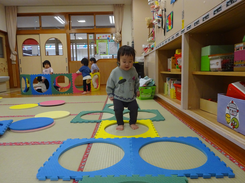 プラポイントで遊んでいる子ども (6)